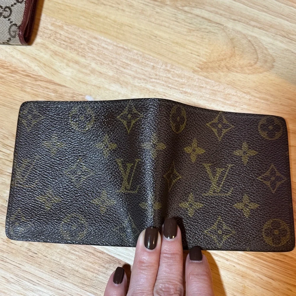 AUTHENTIC Men’s Louis Vuitton Bi-fold